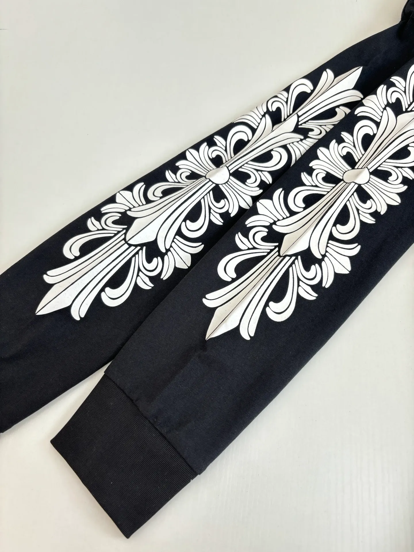P310 Chrome Heart*/Chrome Heart CH/Aspen Graffiti limited long sleeves. The fabric is made of 26-woven 220g cotton. The printing is ink printing. Customized accessories Size: S/M/L